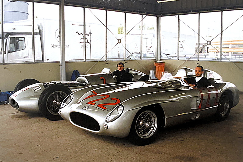 Petr Jansa ve stříbrném Mercedesu 300 SLR v muzeu