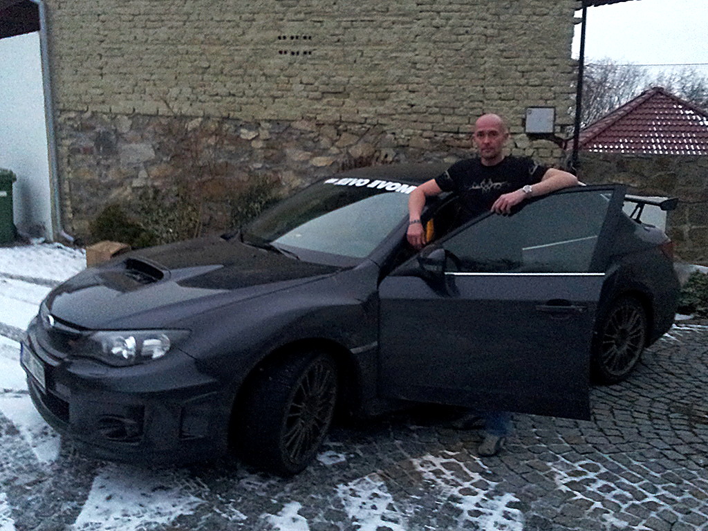 Petr Jansa u černého Subaru Impreza kombi