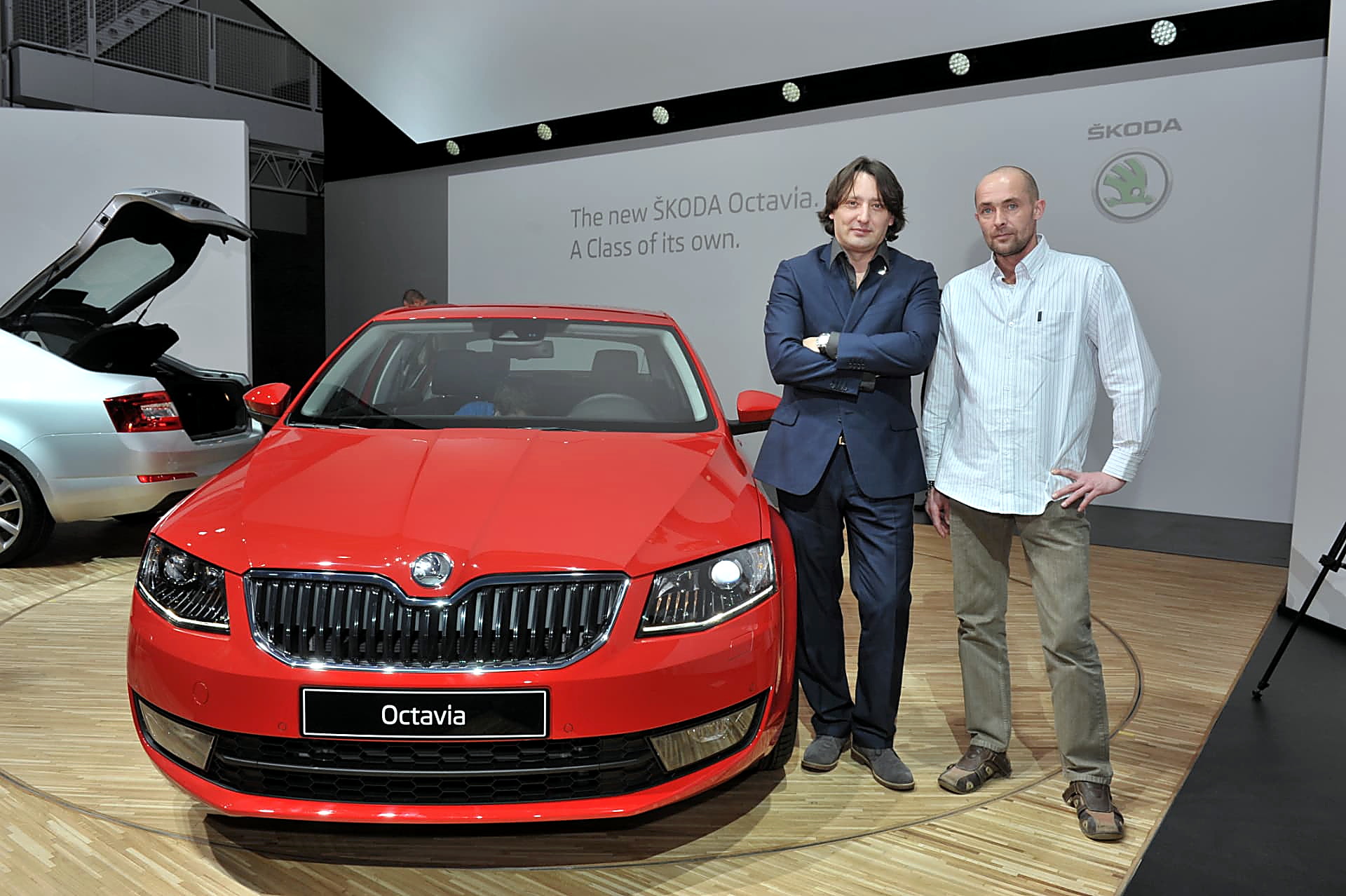 Petr Jansa při předvání červené Škody Octavia v showroomu