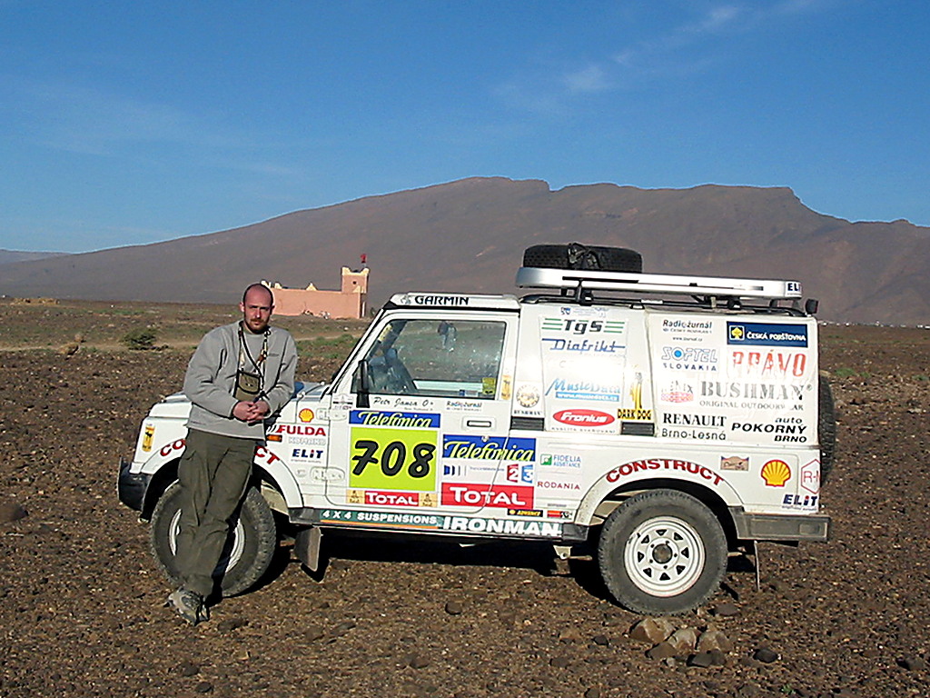 Petr Jansa s Mitsubishi Pajero č. 708 v poušti na Rallye Dakar