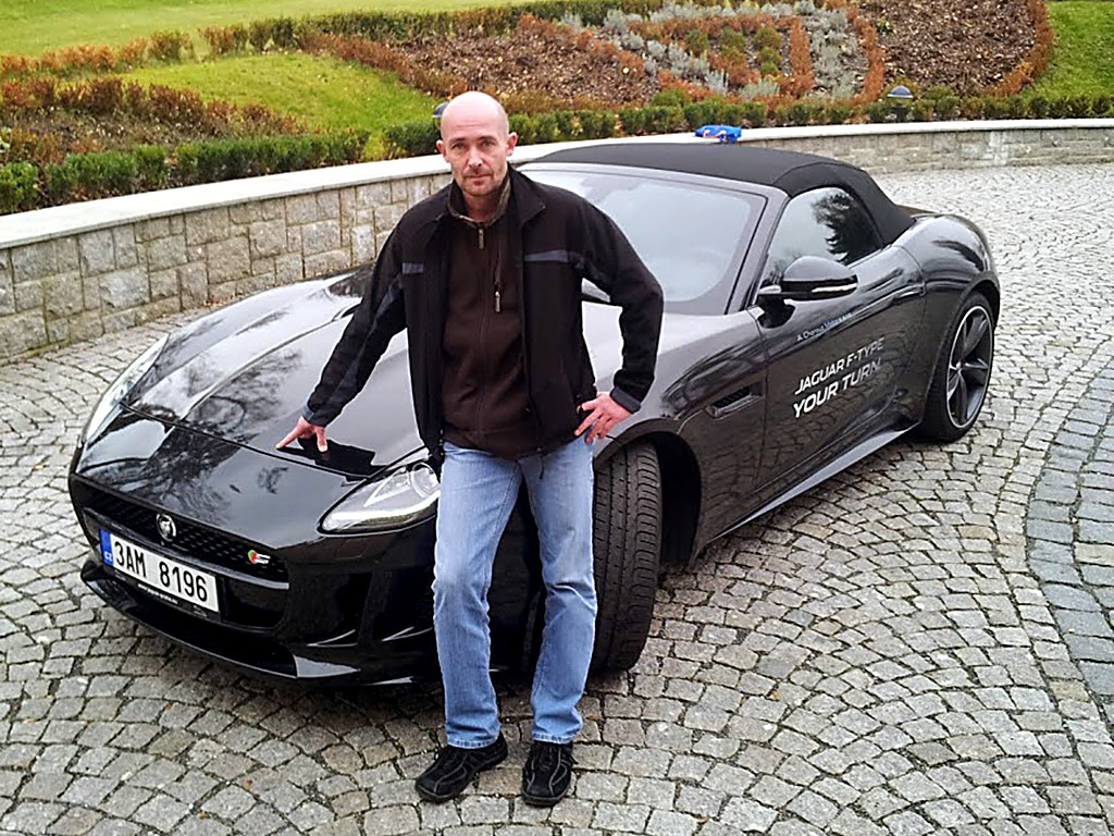 Petr Jansa u černého Chevroletu Corvette