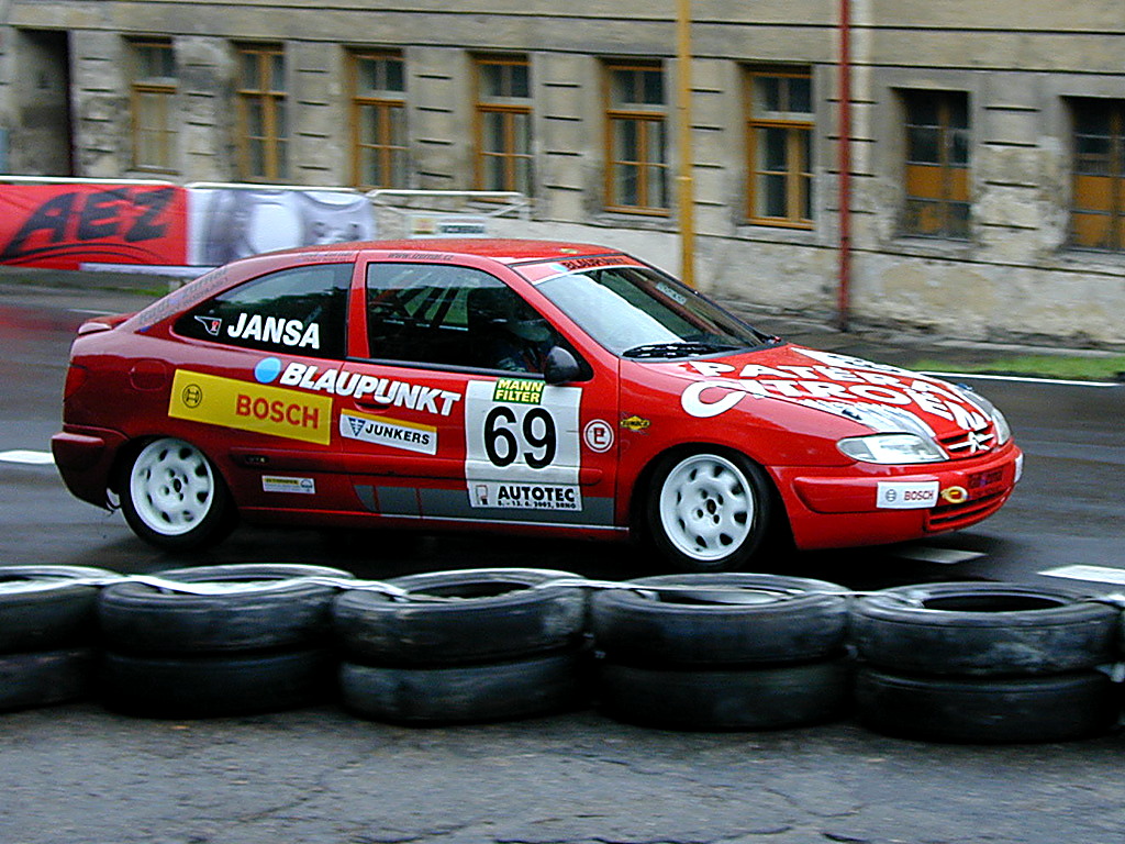 Závodní Honda Civic Petra Jansy č. 69 na okruhu