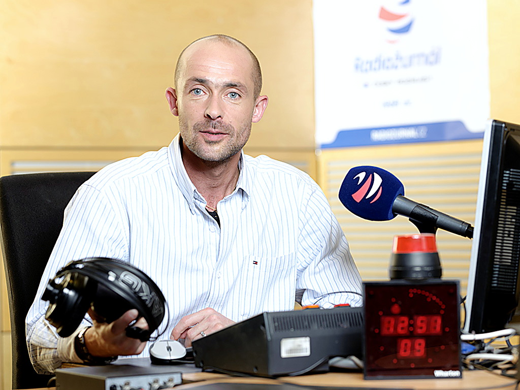 Petr Jansa v rozhlasovém studiu u mikrofonu