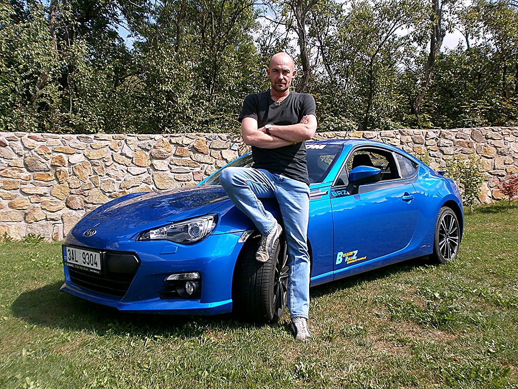 Petr Jansa u modré Subaru BRZ