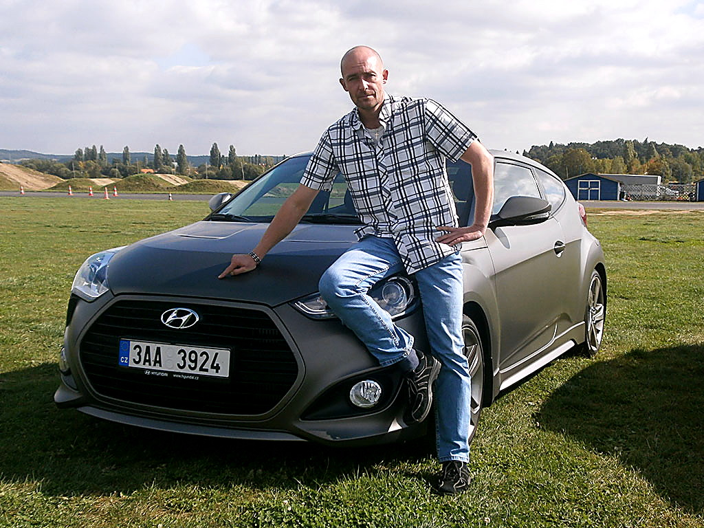 Petr Jansa u šedého Hyundai Veloster