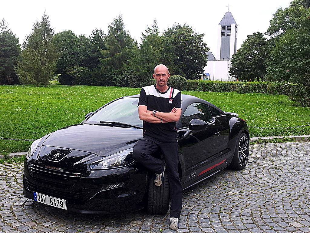 Petr Jansa u černého Porsche 911