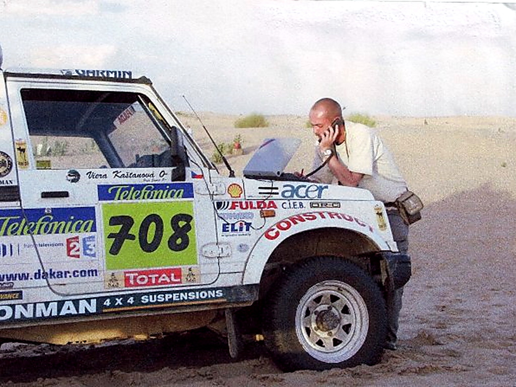 Petr Jansa u závodního Mitsubishi Pajero č. 708 na Rallye Dakar