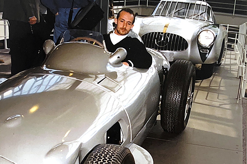Petr Jansa v historickém stříbrném závodním voze Mercedes