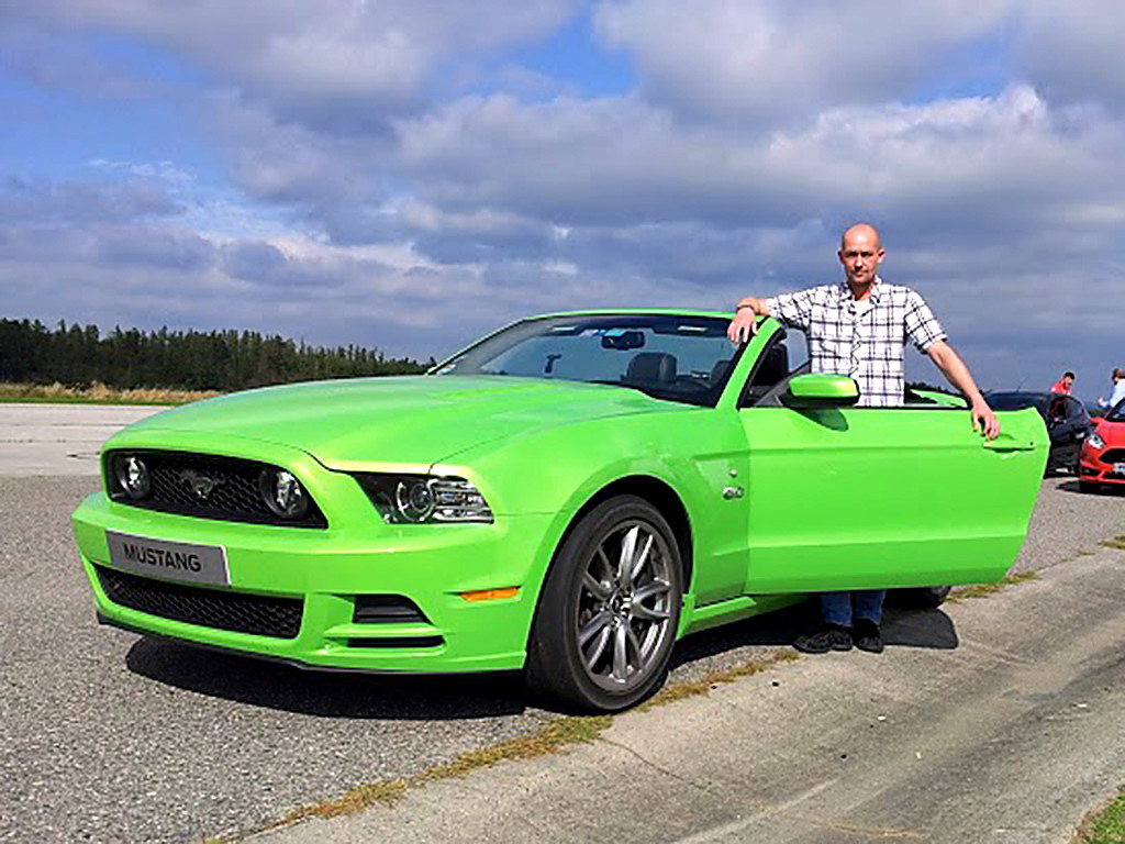 Petr Jansa u zeleného Fordu Mustang kabriolet