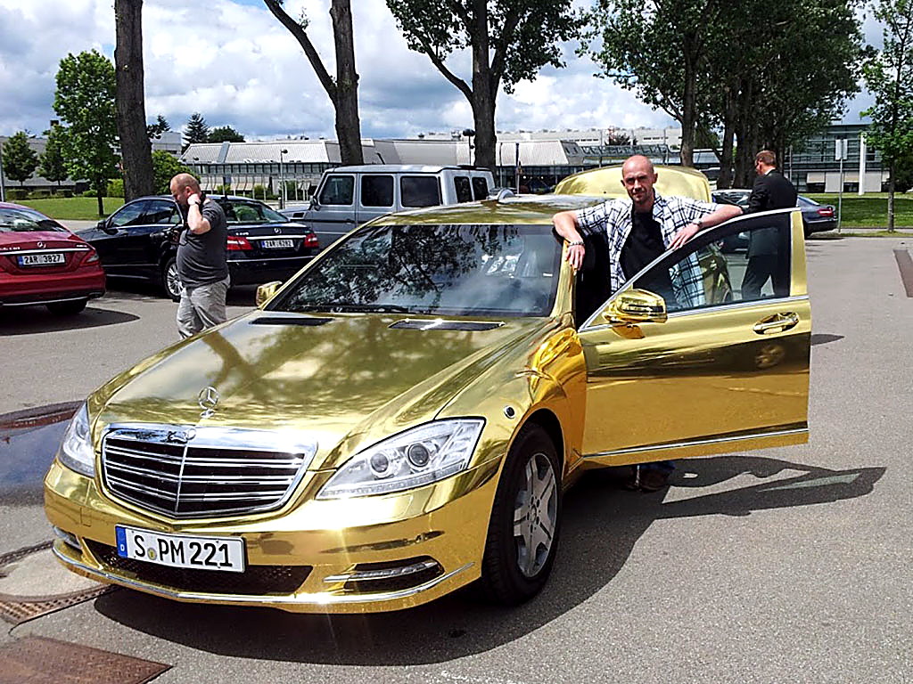 Petr Jansa nastupuje do zlatého Mercedesu třídy S
