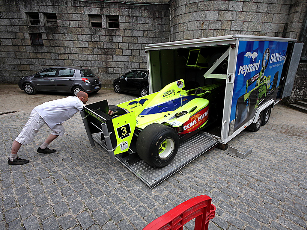 Petr Jansa tlačí formuli do přívěsu