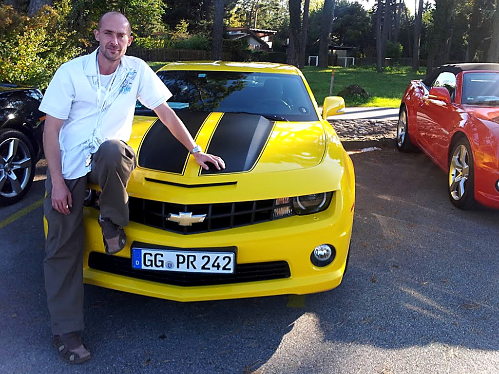 Petr Jansa se žlutým Chevroletem Camaro