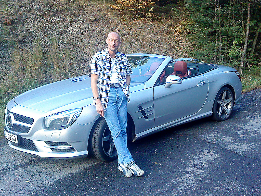 Petr Jansa u stříbrného Mercedesu SL kabriolet