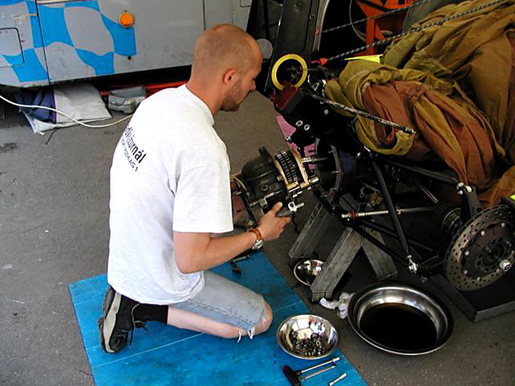 Petr Jansa opravuje motocykl v dílně