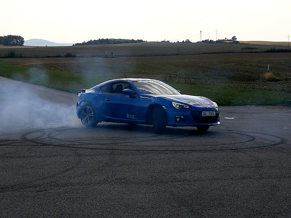 Modrá Subaru BRZ v smyku na okruhu