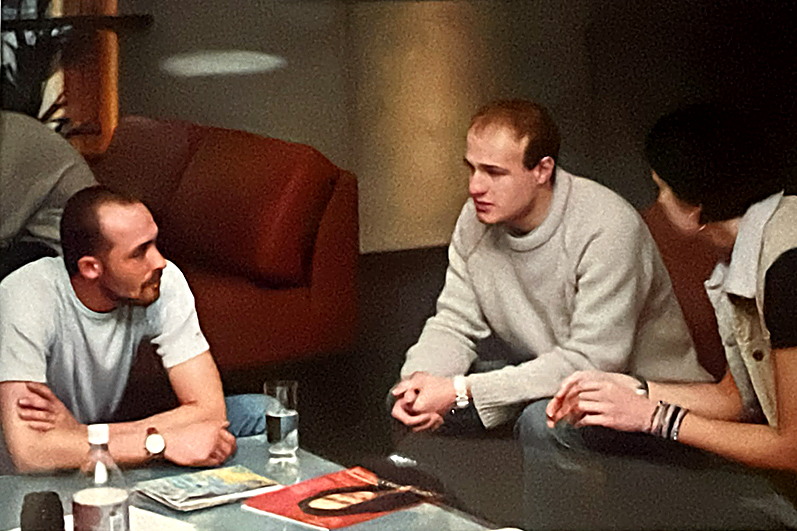 Petr Jansa u redakčního stolu s kolegy