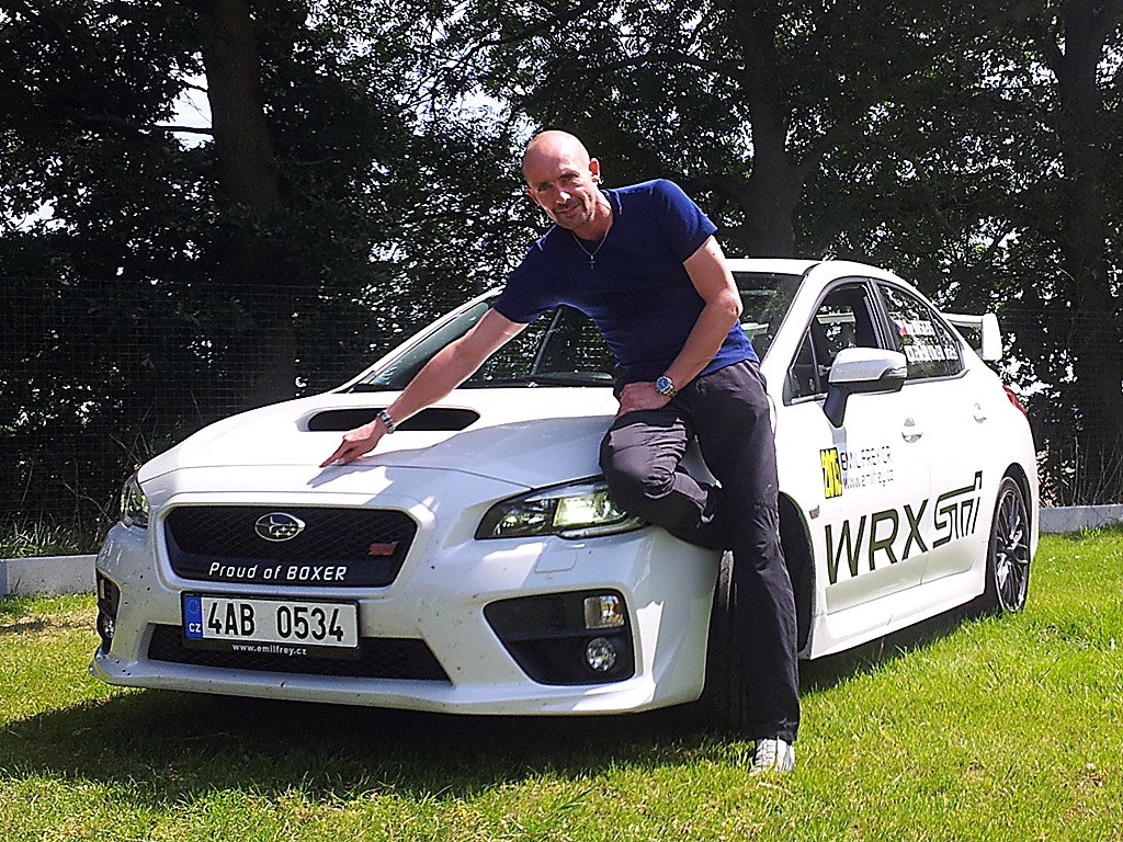 Petr Jansa pózuje u bílé Subaru WRX STI