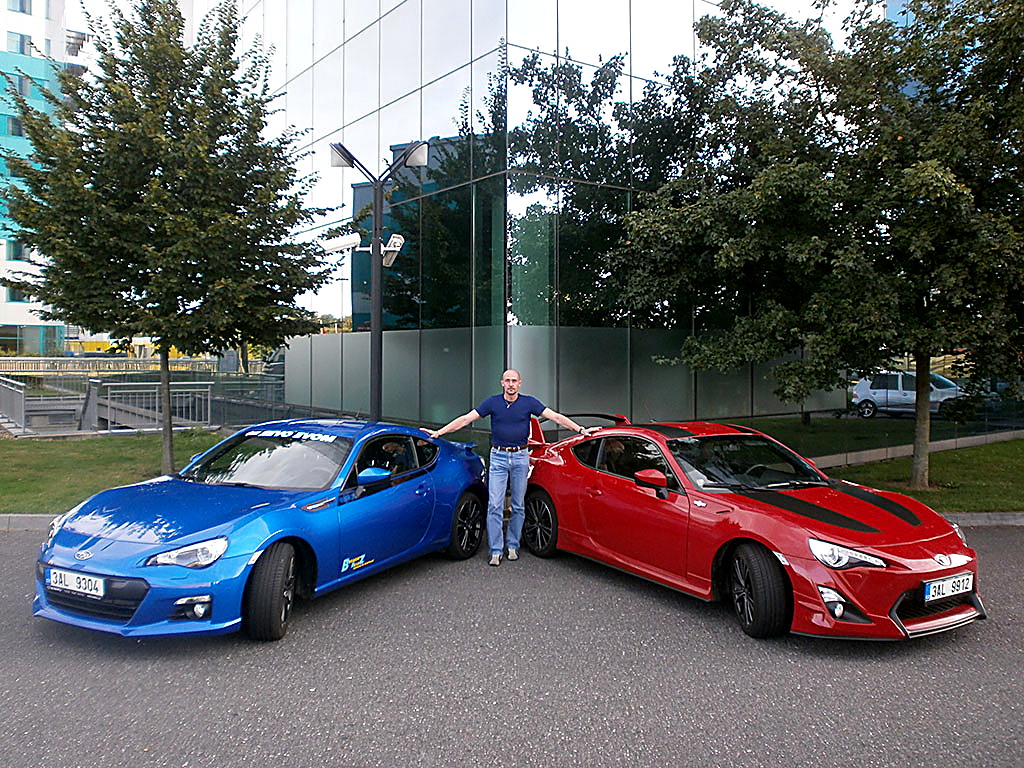 Petr Jansa s modrou Subaru BRZ a červenou Toyotou GT86