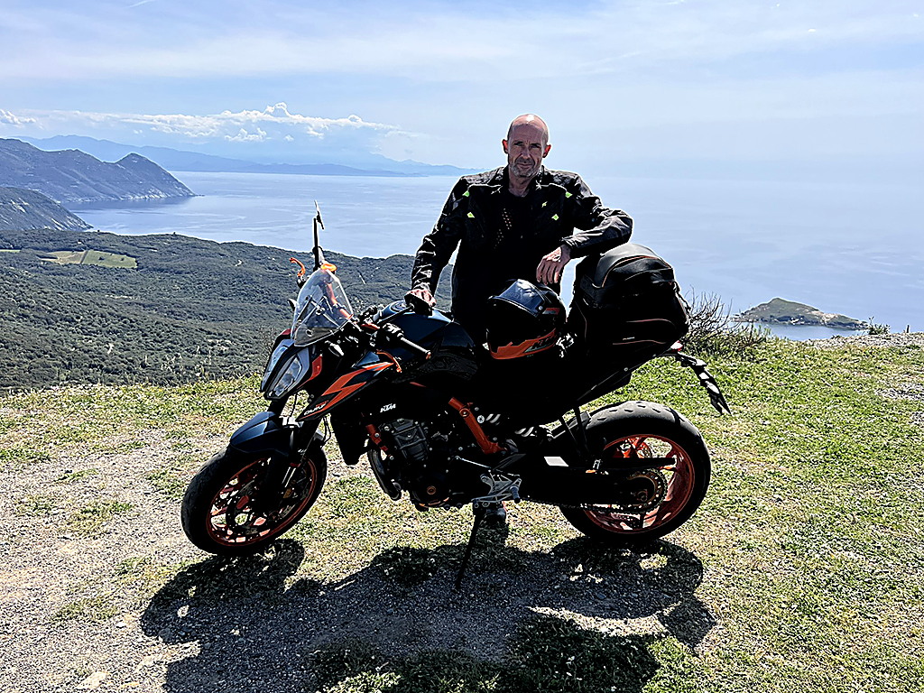 Petr Jansa s motocyklem u moře