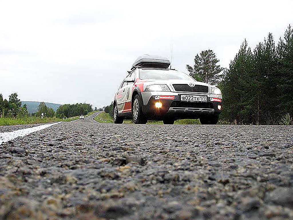 Mitsubishi Pajero na prašné cestě