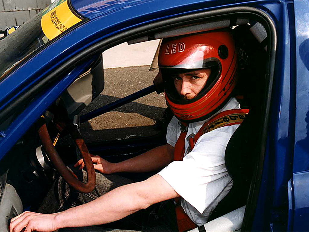 Petr Jansa v helmě za volantem rallye vozu